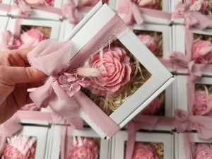 Peonia w pudełku z okienkiem - dowolny kolor wstążki